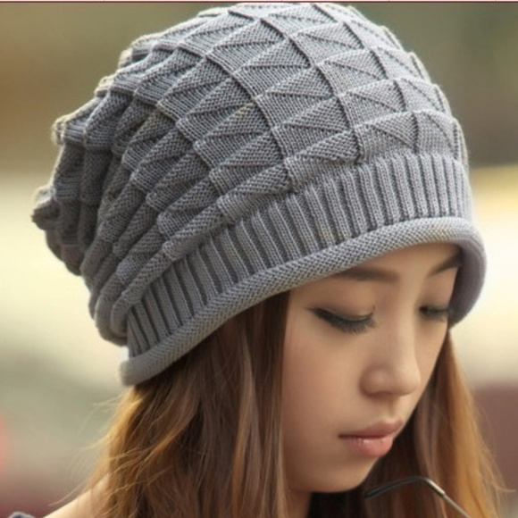 Beige knitted slouchy hat - Picture 3 of 3